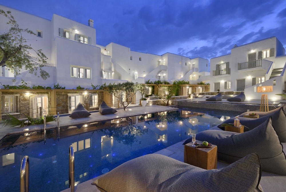 Hotel Petinos — Swimming pool in Plati Gialos, South Aegean