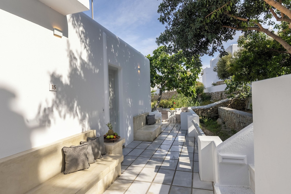 Hotel Petinos — Hotel building in Plati Gialos, South Aegean