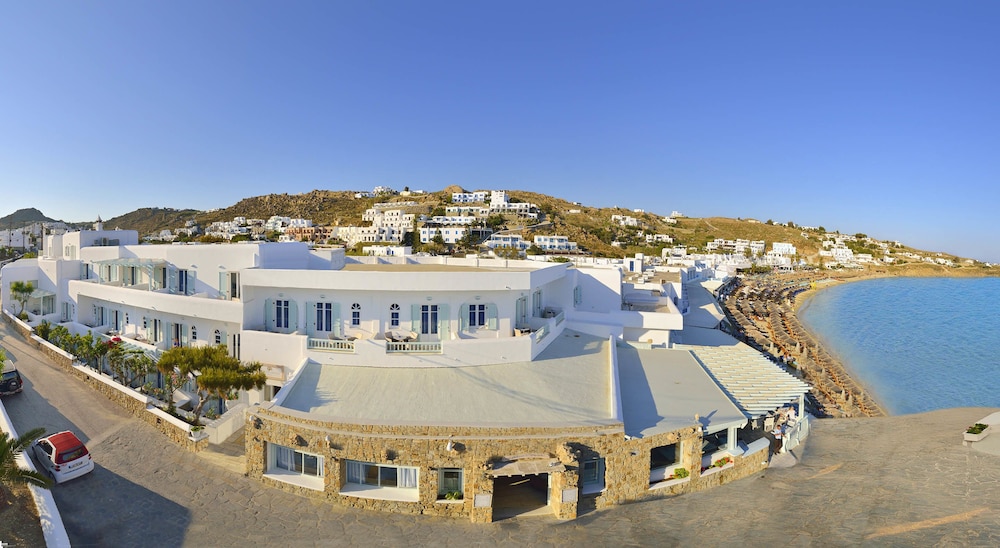 Hotel Petinos — Hotel building in Plati Gialos, South Aegean