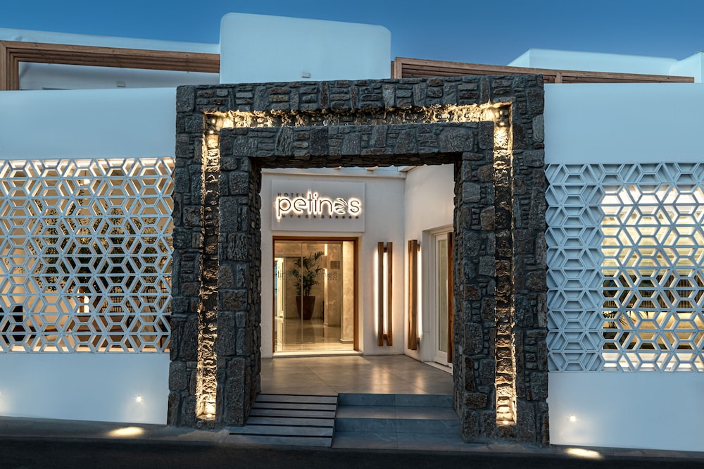 Hotel Petinos — Hotel building in Plati Gialos, South Aegean
