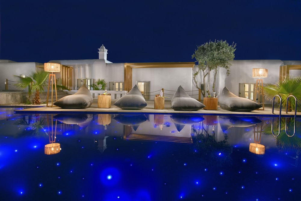 Hotel Petinos — Swimming pool in Plati Gialos, South Aegean