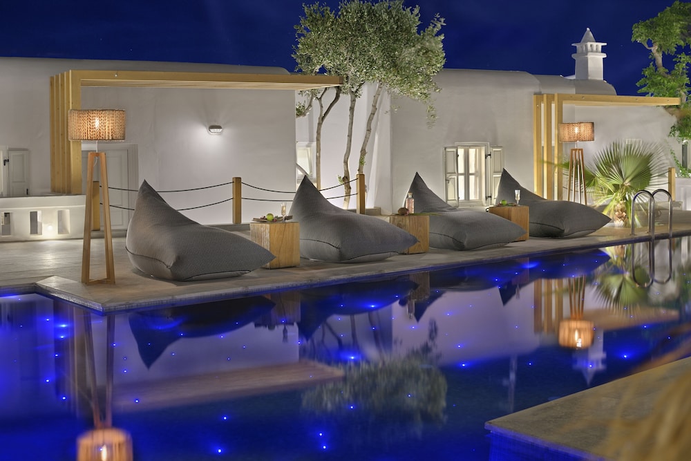 Hotel Petinos — Swimming pool in Plati Gialos, South Aegean