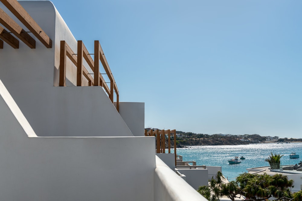 Hotel Petinos — Hotel building in Plati Gialos, South Aegean