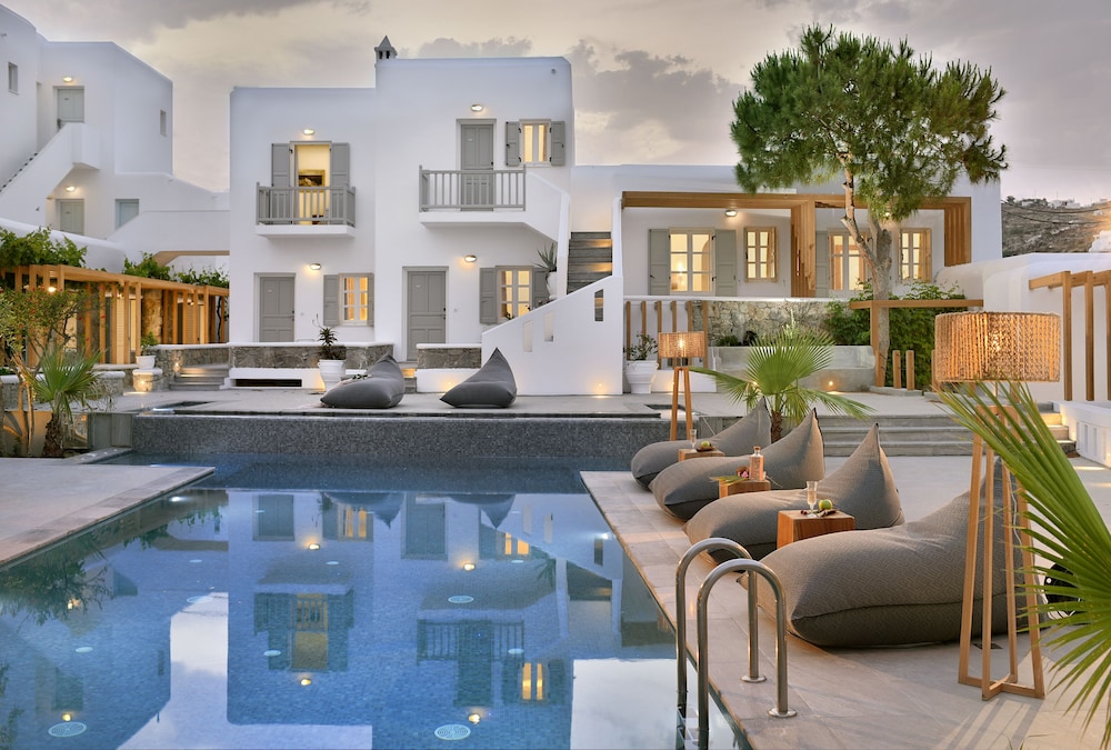 Hotel Petinos — Swimming pool in Plati Gialos, South Aegean