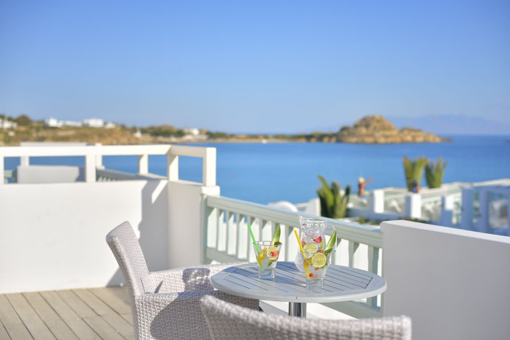 Hotel Petinos — Restaurant & bars in Plati Gialos, South Aegean
