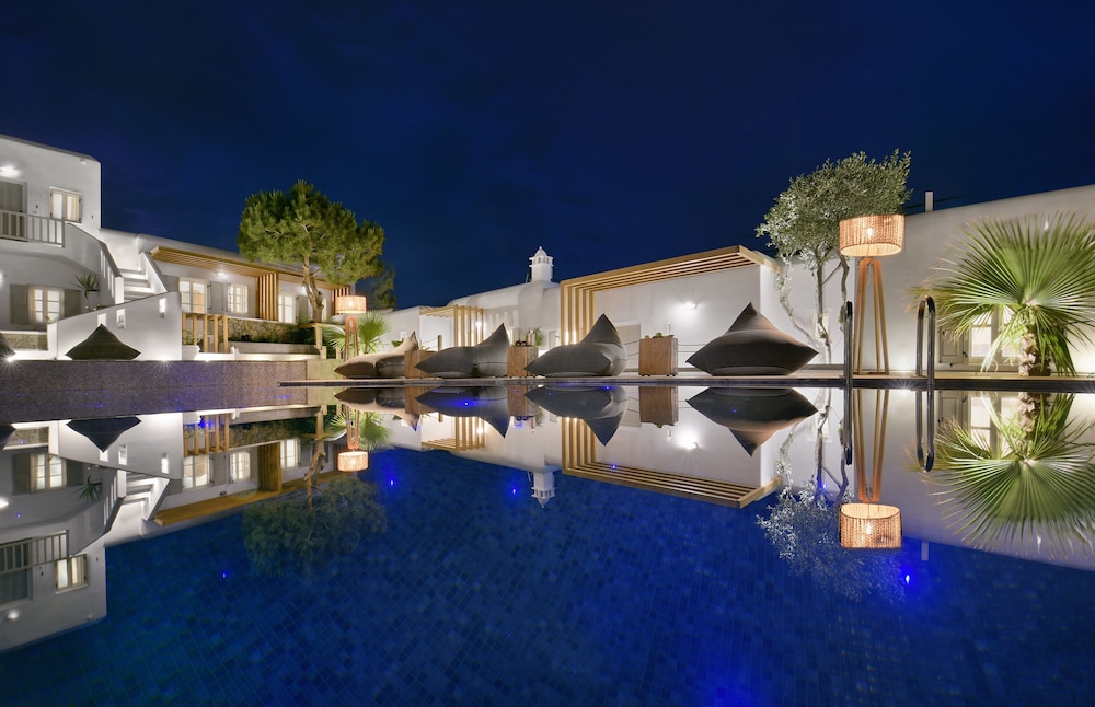 Hotel Petinos — Swimming pool in Plati Gialos, South Aegean