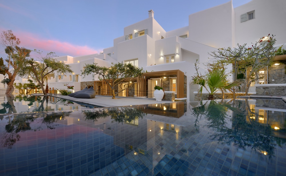 Hotel Petinos — Hotel building in Plati Gialos, South Aegean