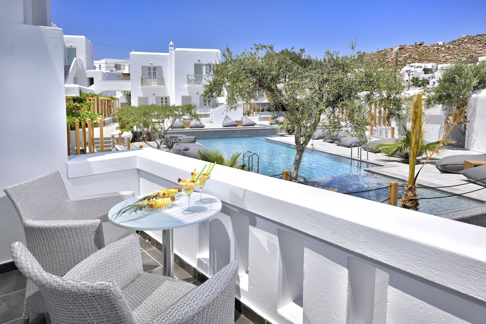 Hotel Petinos — Swimming pool in Plati Gialos, South Aegean