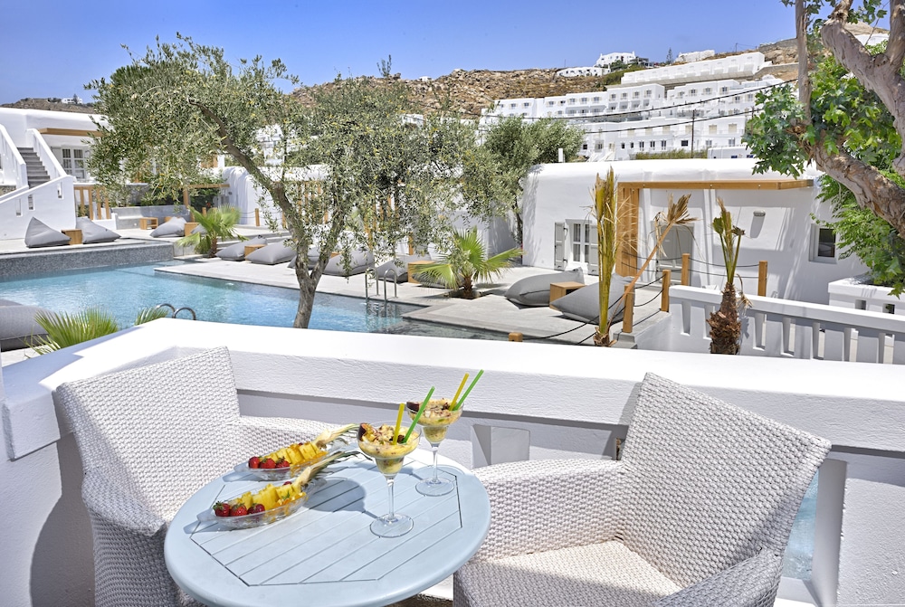 Hotel Petinos — Swimming pool in Plati Gialos, South Aegean