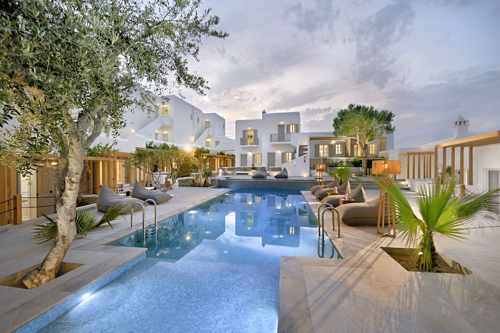 Hotel Petinos — Swimming pool in Plati Gialos, South Aegean