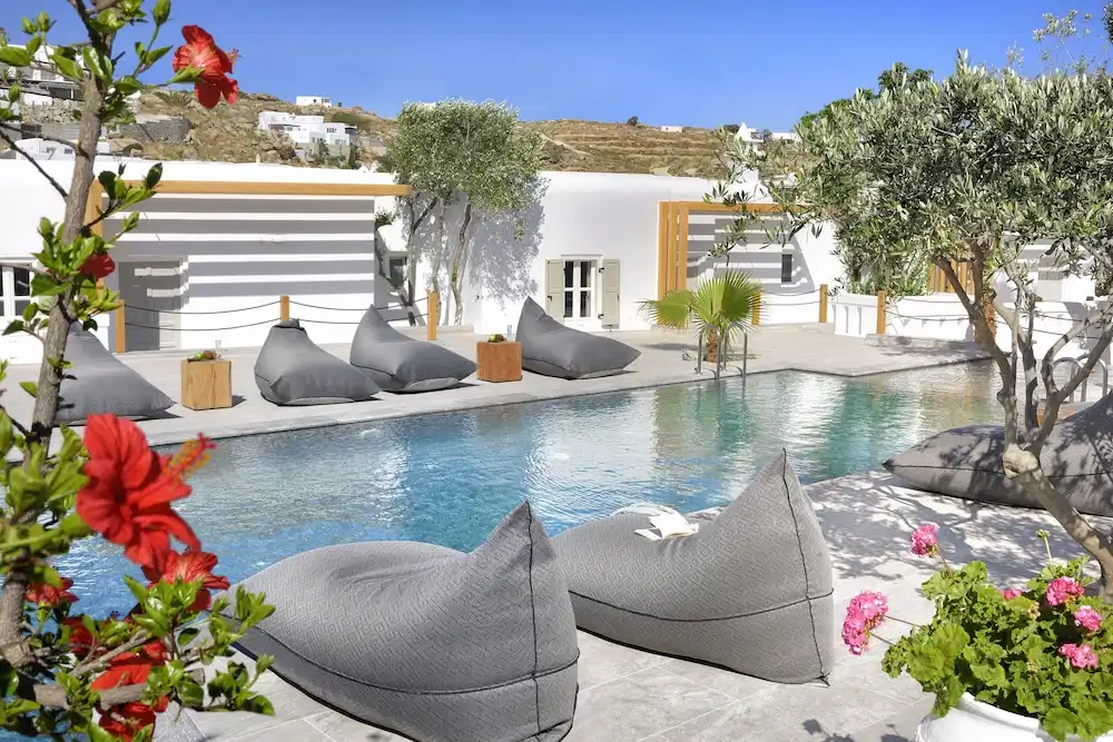 Hotel Petinos — Swimming pool in Plati Gialos, South Aegean