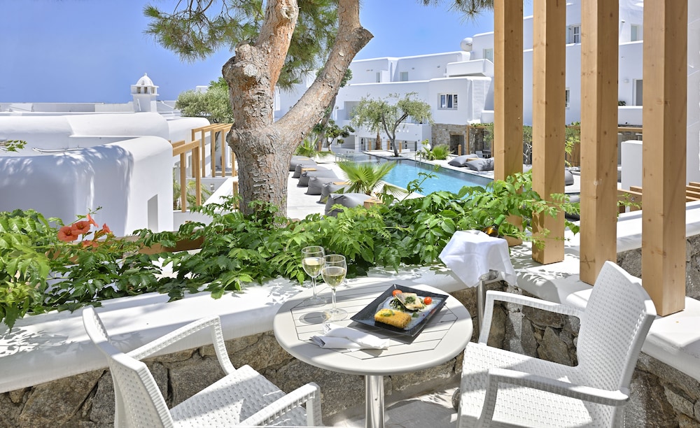 Hotel Petinos — Swimming pool in Plati Gialos, South Aegean