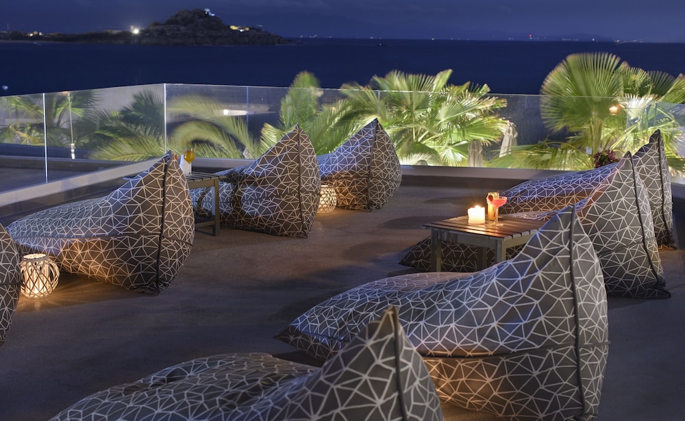 Petinos Beach Hotel — Restaurant & bars in Plati Gialos, South Aegean