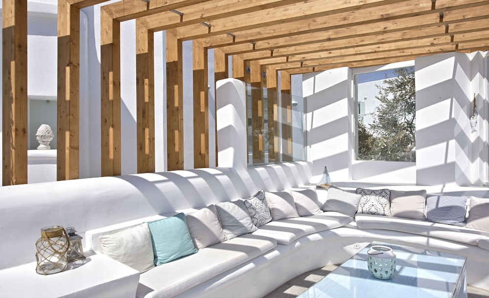 Petinos Beach Hotel — Hotel building in Plati Gialos, South Aegean