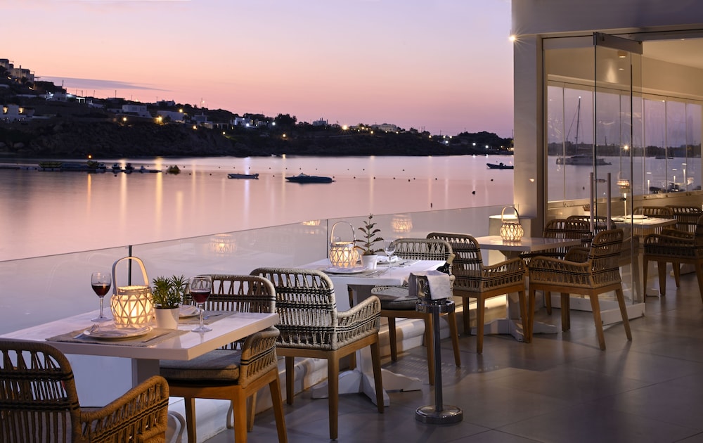 Petinos Beach Hotel — Restaurant & bars in Plati Gialos, South Aegean