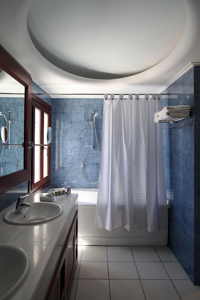 Petinos Beach Hotel — Hotel rooms in Plati Gialos, South Aegean