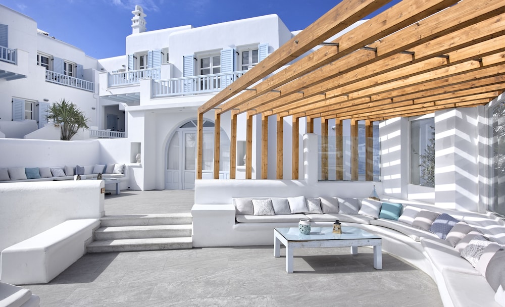 Petinos Beach Hotel — Hotel building in Plati Gialos, South Aegean