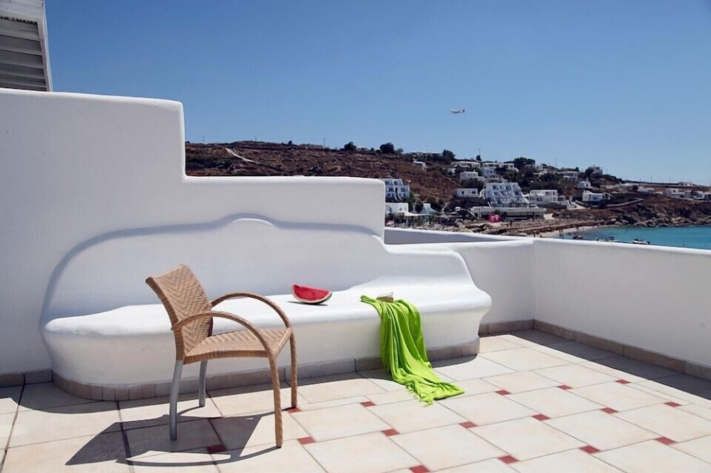 Petinos Beach Hotel — Hotel building in Plati Gialos, South Aegean