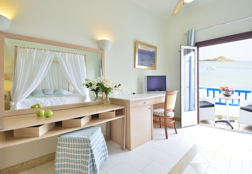 Petinos Beach Hotel — Hotel rooms in Plati Gialos, South Aegean