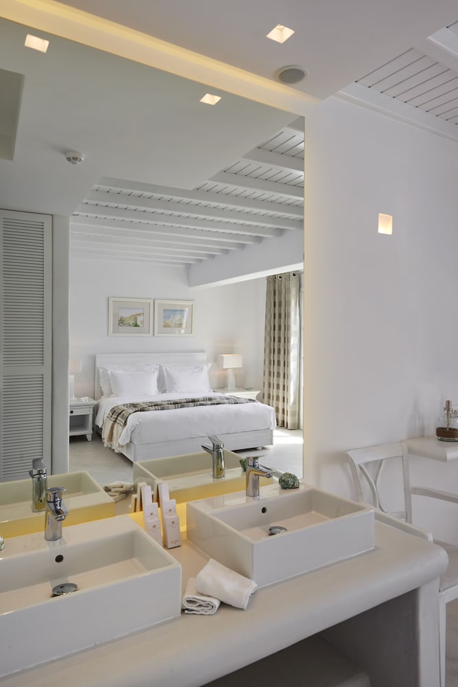 Petinos Beach Hotel — Hotel rooms in Plati Gialos, South Aegean
