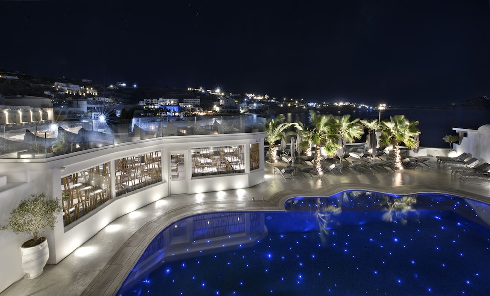 Petinos Beach Hotel — Swimming pool in Plati Gialos, South Aegean