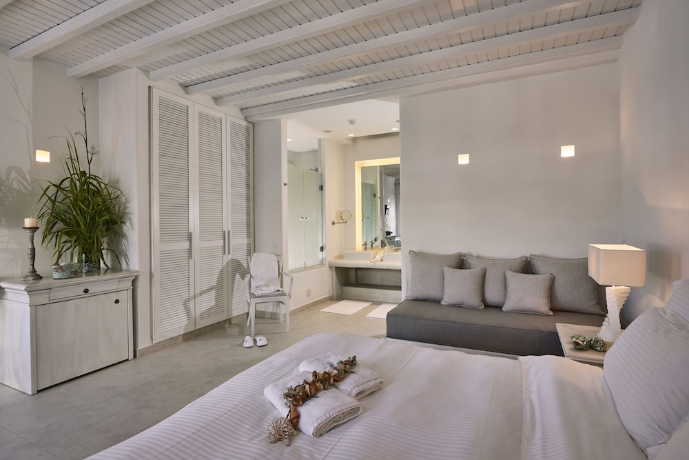 Petinos Beach Hotel — Hotel rooms in Plati Gialos, South Aegean