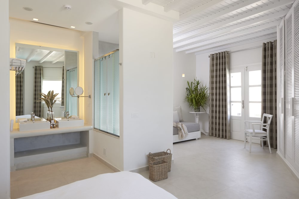 Petinos Beach Hotel — Hotel rooms in Plati Gialos, South Aegean