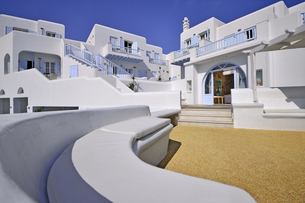 Petinos Beach Hotel — Hotel building in Plati Gialos, South Aegean