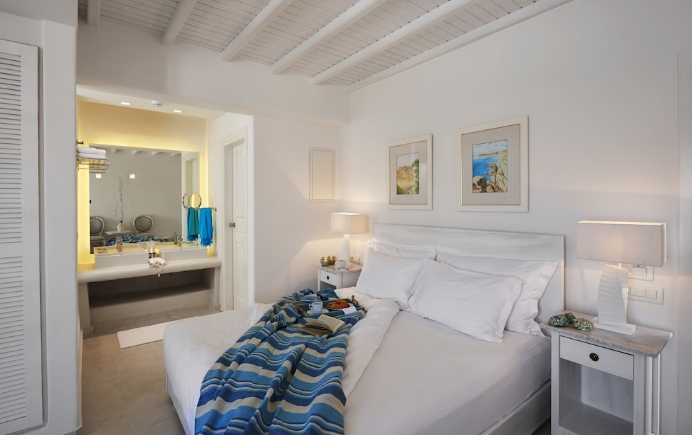 Petinos Beach Hotel — Hotel rooms in Plati Gialos, South Aegean