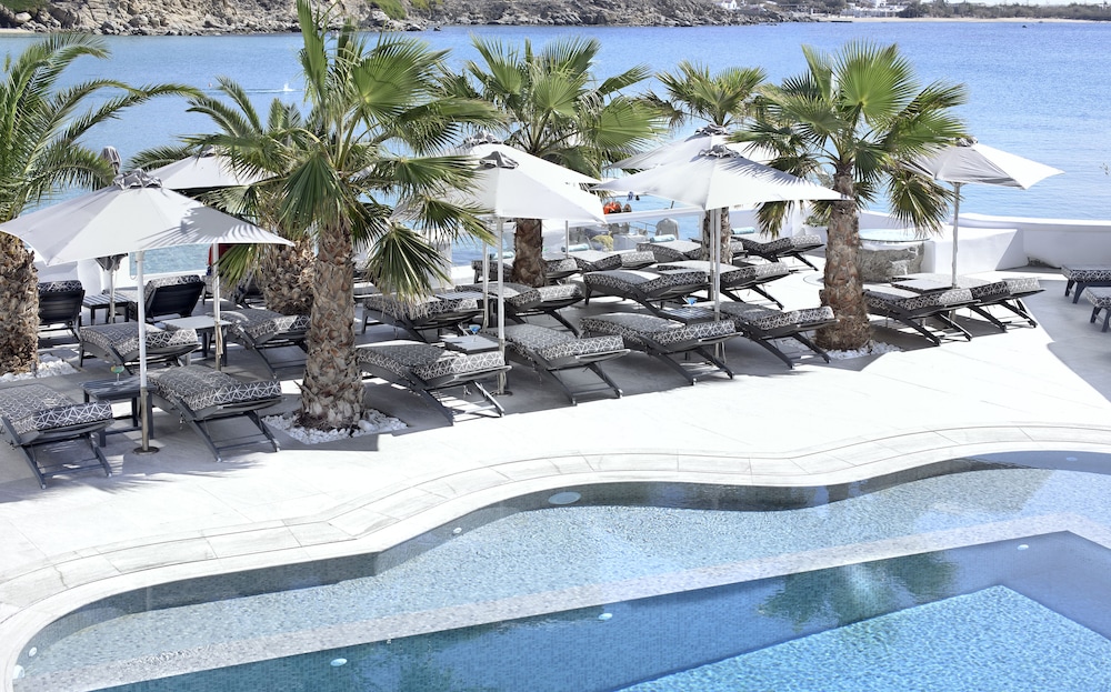Petinos Beach Hotel — Swimming pool in Plati Gialos, South Aegean