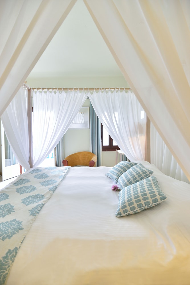 Petinos Beach Hotel — Hotel rooms in Plati Gialos, South Aegean