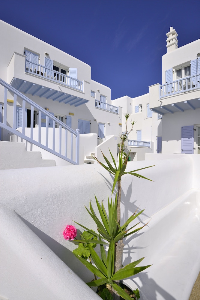 Petinos Beach Hotel — Hotel building in Plati Gialos, South Aegean
