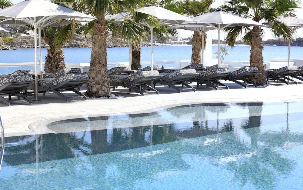 Petinos Beach Hotel — Swimming pool in Plati Gialos, South Aegean