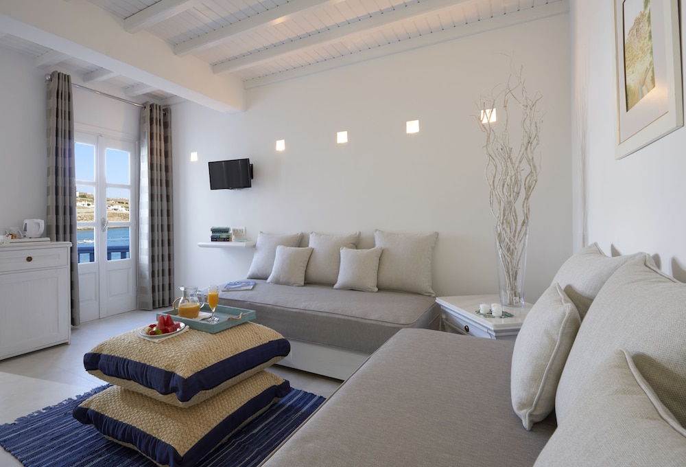 Petinos Beach Hotel — Hotel rooms in Plati Gialos, South Aegean