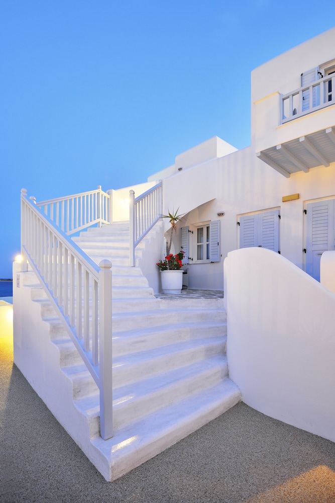 Petinos Beach Hotel — Hotel building in Plati Gialos, South Aegean