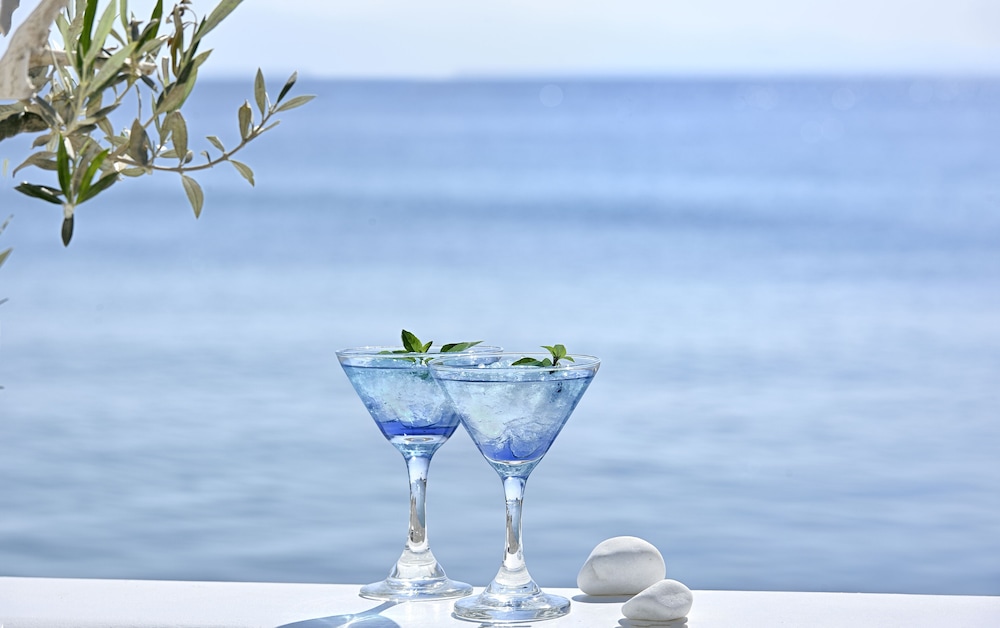 Petinos Beach Hotel — Restaurant & bars in Plati Gialos, South Aegean