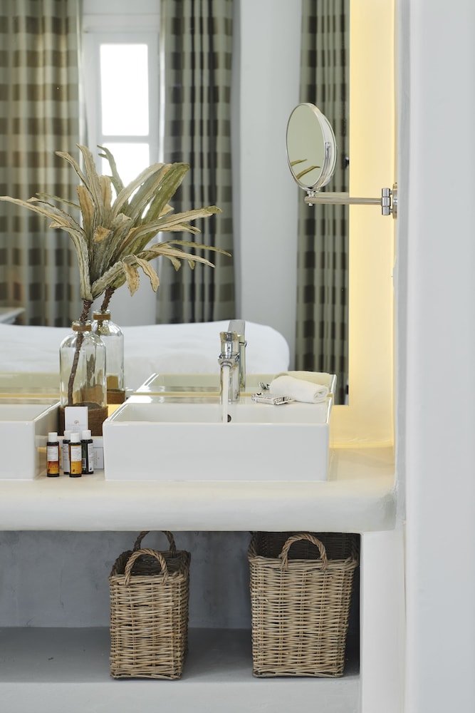 Petinos Beach Hotel — Hotel rooms in Plati Gialos, South Aegean