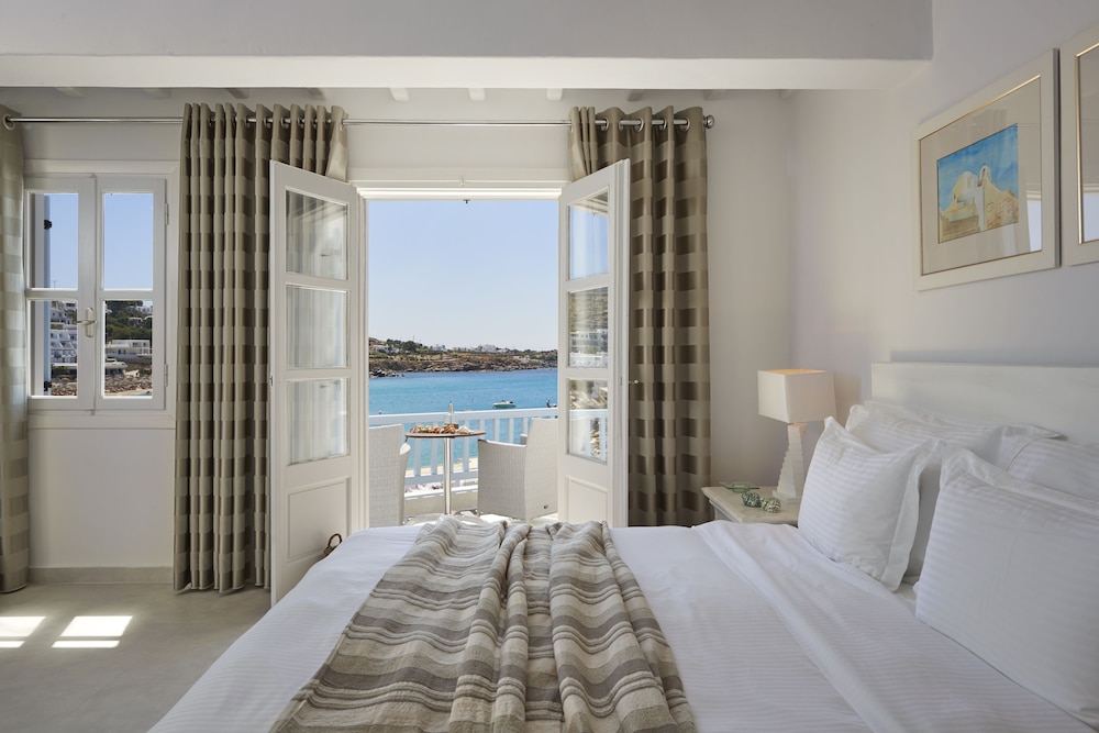 Petinos Beach Hotel — Hotel rooms in Plati Gialos, South Aegean