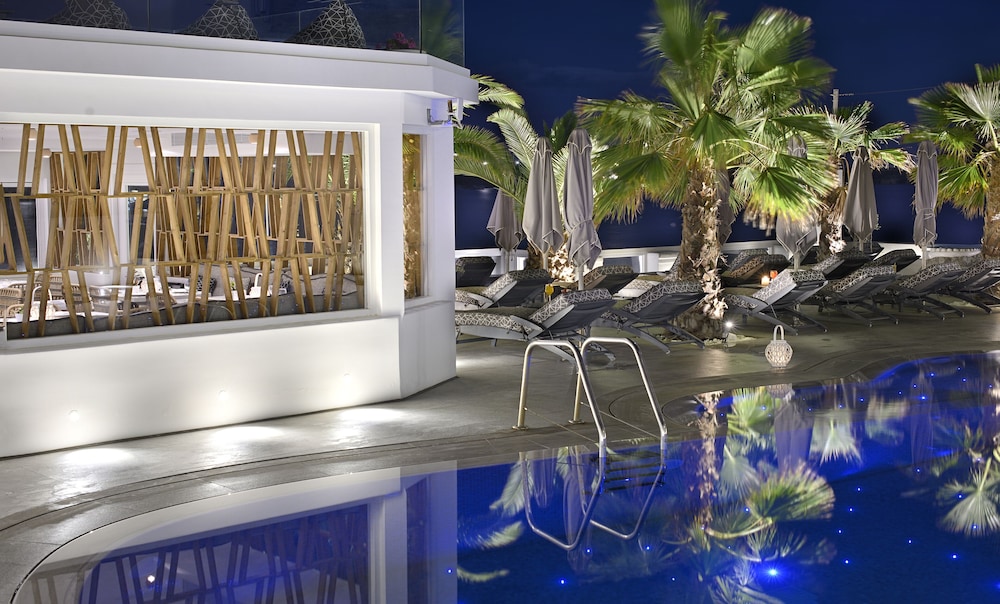 Petinos Beach Hotel — Swimming pool in Plati Gialos, South Aegean