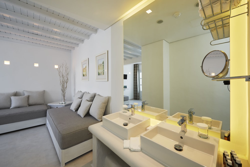 Petinos Beach Hotel — Hotel rooms in Plati Gialos, South Aegean