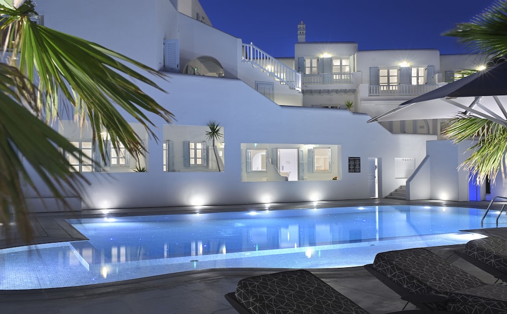 Petinos Beach Hotel — Swimming pool in Plati Gialos, South Aegean