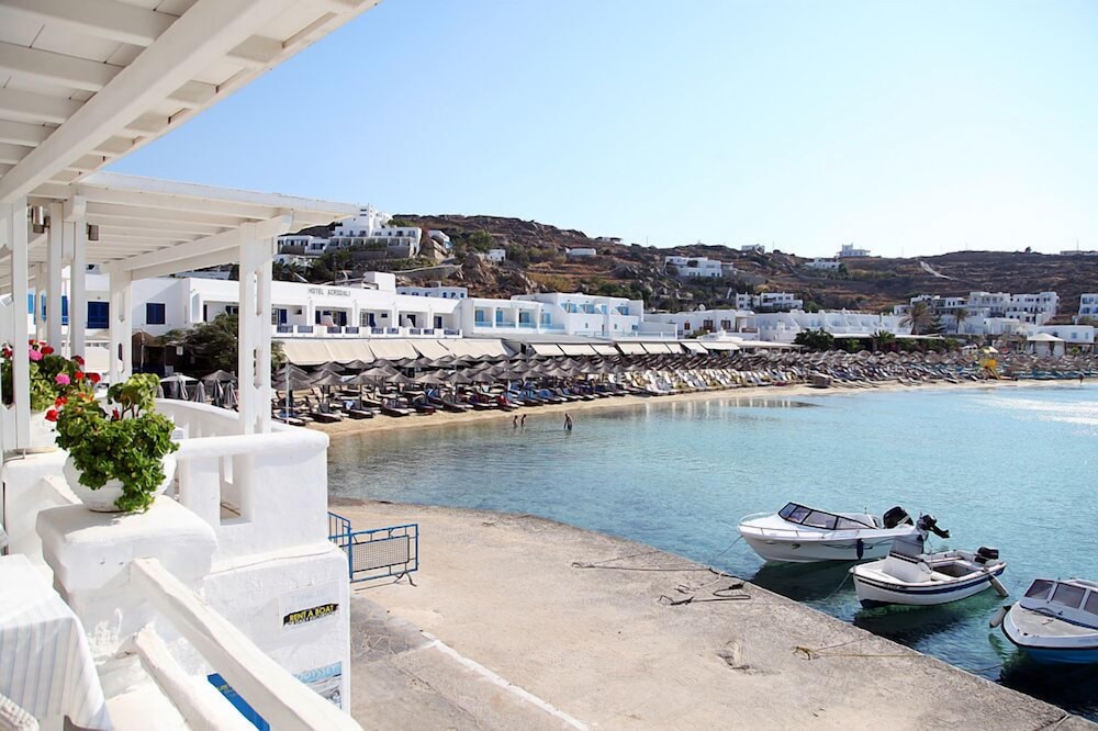 Petinos Beach Hotel — Beach in Plati Gialos, South Aegean