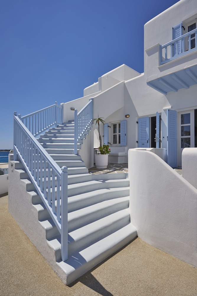 Petinos Beach Hotel — Hotel building in Plati Gialos, South Aegean