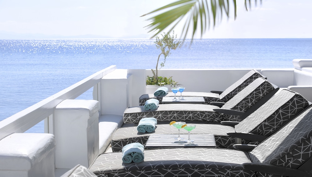 Petinos Beach Hotel — Restaurant & bars in Plati Gialos, South Aegean