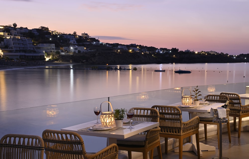 Petinos Beach Hotel — Restaurant & bars in Plati Gialos, South Aegean