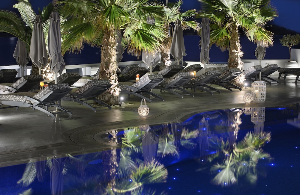 Petinos Beach Hotel — Swimming pool in Plati Gialos, South Aegean