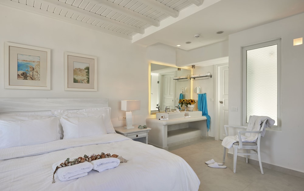 Petinos Beach Hotel — Hotel rooms in Plati Gialos, South Aegean