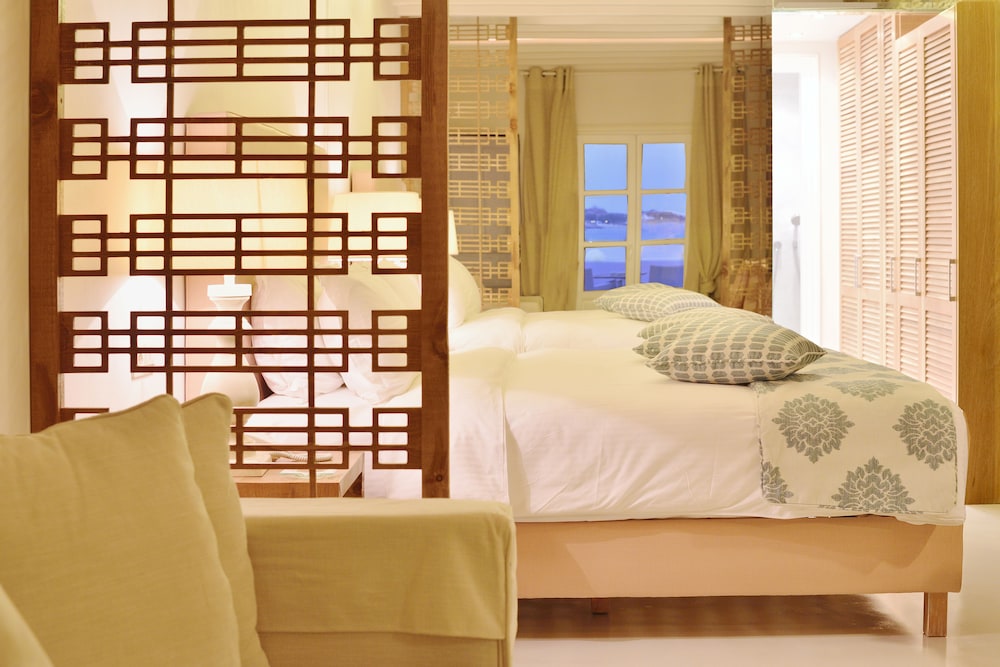 Petinos Beach Hotel — Hotel rooms in Plati Gialos, South Aegean