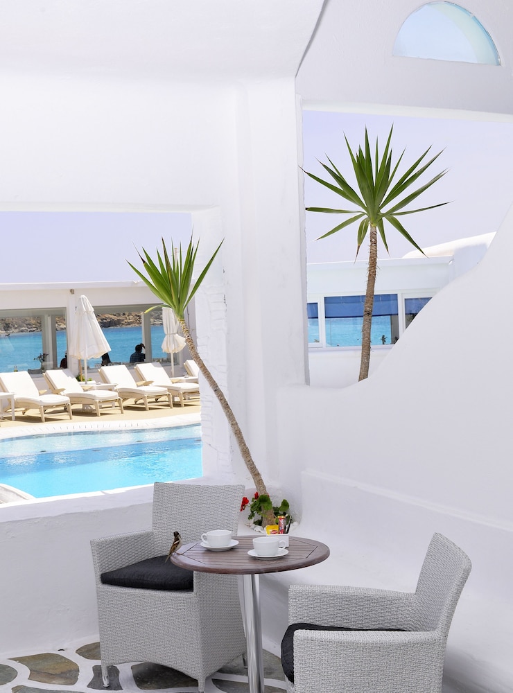 Petinos Beach Hotel — Swimming pool in Plati Gialos, South Aegean