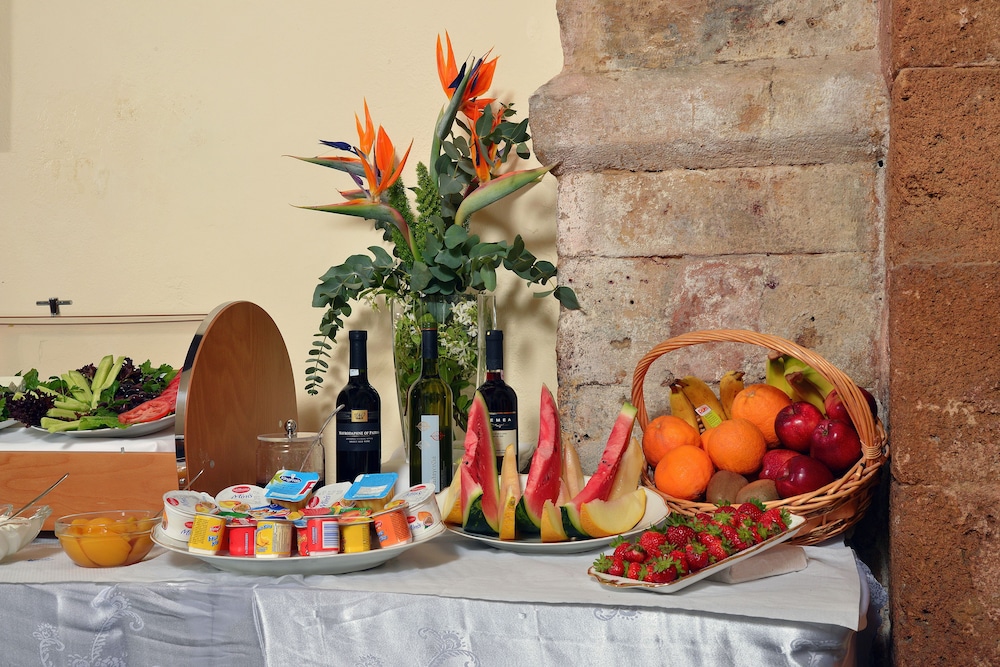 Porto Del Colombo — Restaurant & bars in Chania